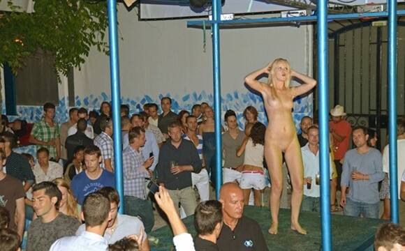 Blonde gets wild in the club